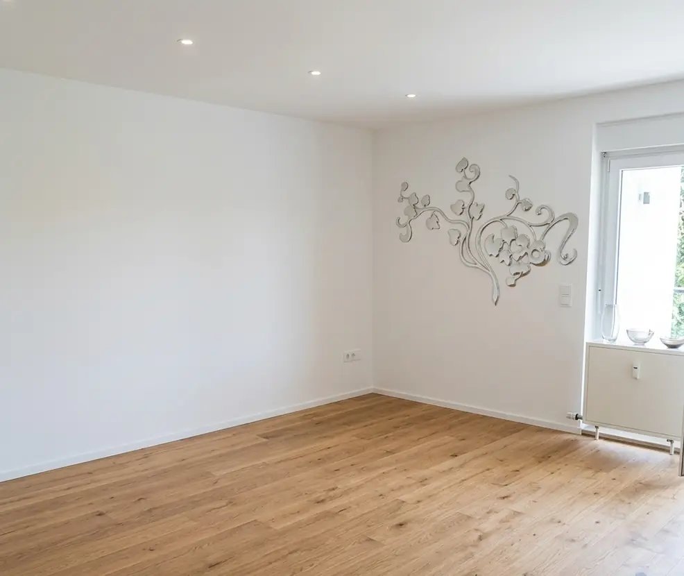 Eigentumswohnung Kalbach Frankfurt – Helles Wohnzimmer mit Parkett