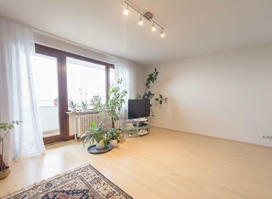 3-Zimmer-Wohnung Niederrad – Wohnzimmer mit Balkon